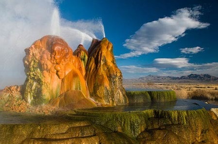 Suối nước nóng phun - Fly Geyser (Nevada, Mỹ): Quang cảnh nơi đây nhìn giống như trên một hành tinh khác hoặc là cảnh trong một bộ phim khoa học viễn tưởng. Tuy nhiên, nó thực sự tồn tại trên Trái đất của chúng ta mà cụ thể là tại Nevada, Mỹ.